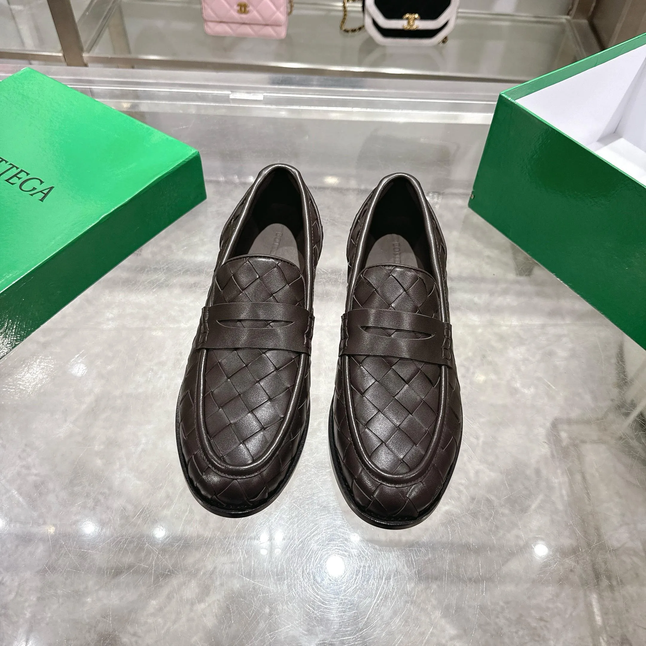[BV] Top P: 820💰Size for couples: Female 35-39 Male 39--44 (Female 40. Male 38.45.46.47 customization is not returnable) [Note‼ ️] Add 💰 to size 46, add 💰 to size 47. Bottega Veneta small round toe braided formal leather shoes for couples in 2026 spring counters! Grained cowhide woven! Solid color Niuli! Leather outsole! [Rose][Rose]! Purely hand-woven and operated, the original board is reproduced one-to-one! quality assurance!